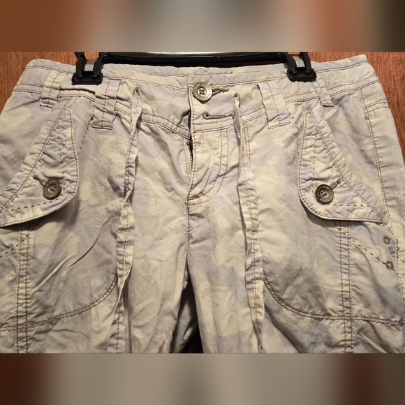 DKNY cute light colored camo capris sz2 - Picture 4 of 7